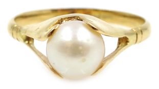 18ct gold single stone pearl ring, stamped 750 Condition Report Approx 3.
