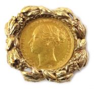 Victorian gold sovereign 1886 in 9ct gold loose mount brooch, 17.