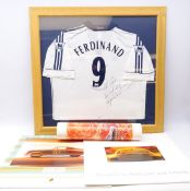 Framed Tottenham Hotspur shirt signed Les Ferdinand, 93cm x 89cm overall, ltd ed.