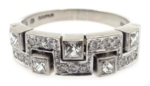 18ct white gold key pattern diamond ring, hallmarked Condition Report Approx 6.