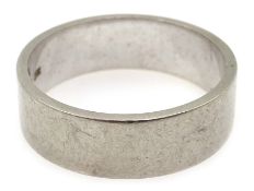 18ct white gold wedding band hallmarked Condition Report 7.