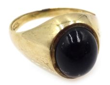 Gold onyx ring tested 9ct Condition Report 6.8gm size V<a href='//www.