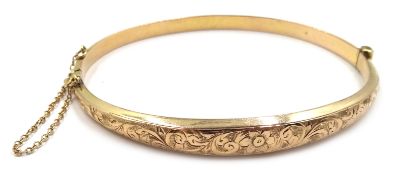 9ct gold hinged bangle, engraved decoration,