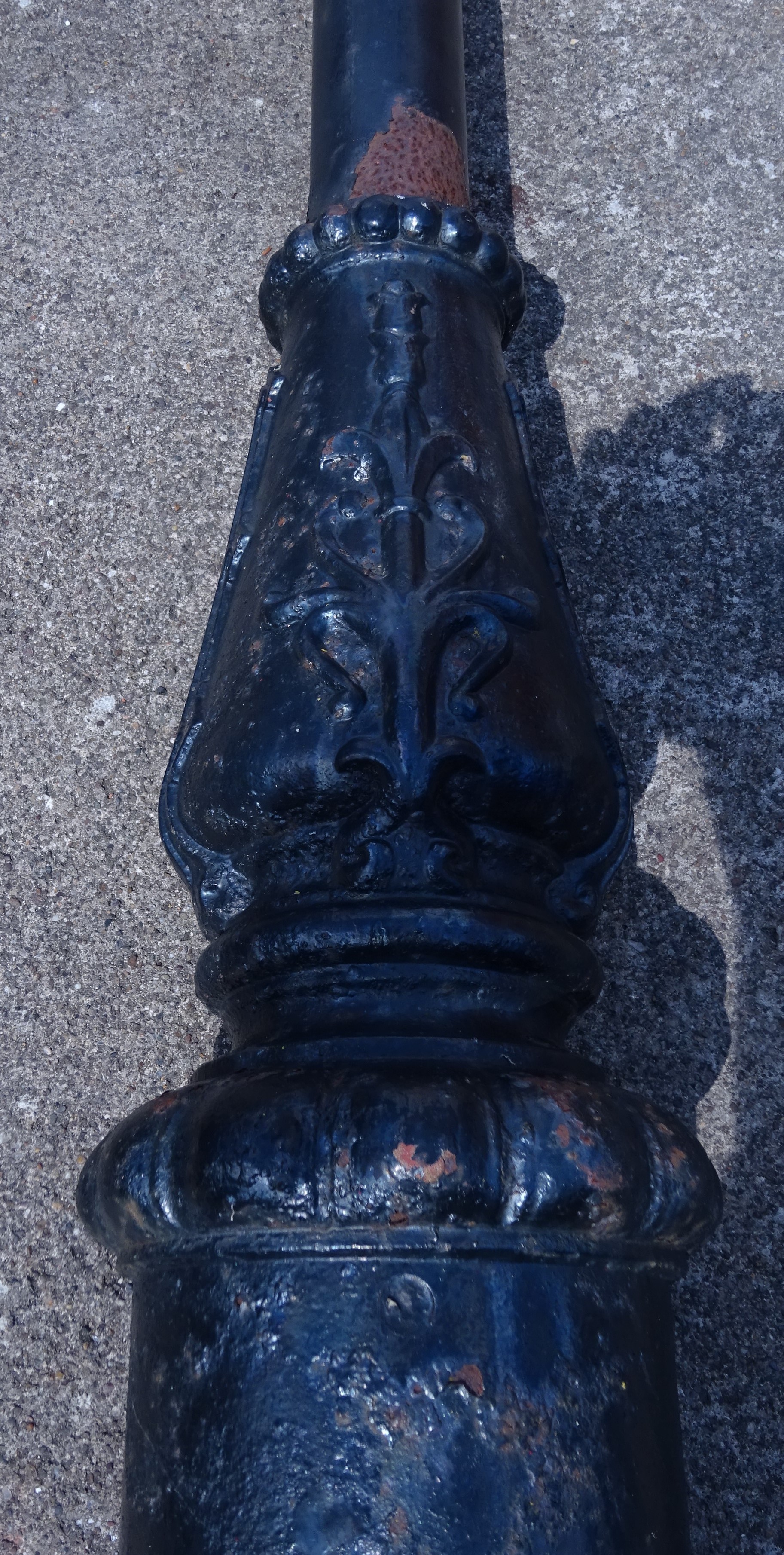 Victorian cast iron lamp post (L330cm), stood at 'Jim Bells stile' in Robin Hoods Bay. - Image 2 of 6