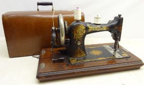 Jones Family C.S sewing machine in case Condition Report <a href='//www.