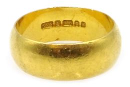 22ct gold wedding ring hallmarked Condition Report 7.6gm size m<a href='//www.