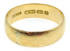 18ct gold wedding ring hallmarked Condition Report 3gm M<a href='//www.