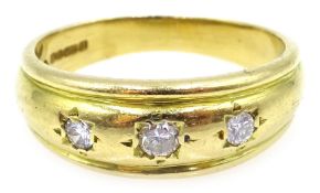 18ct gold three stone gypsy set diamond ring, hallmarked Condition Report Approx 5.