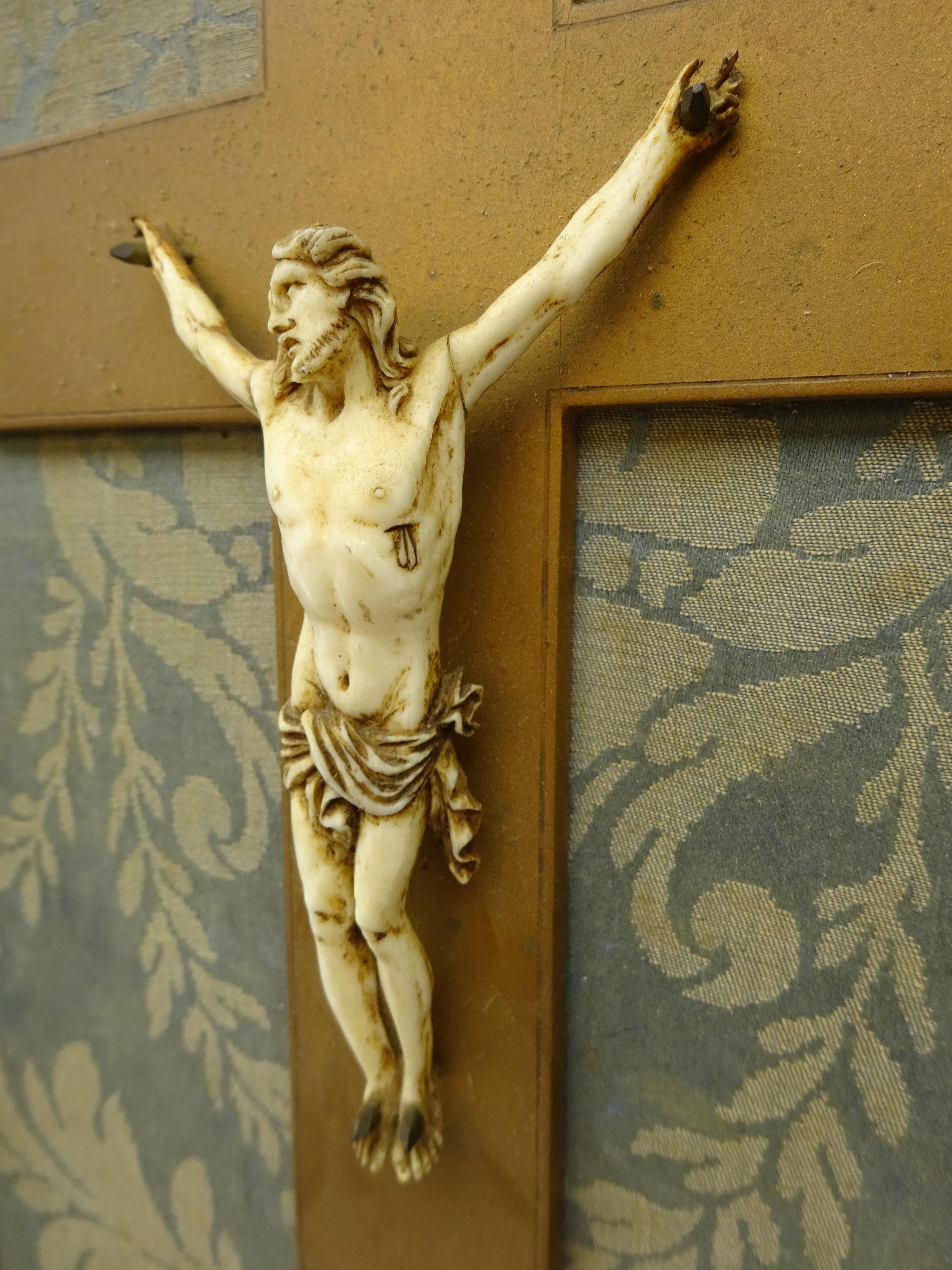 19th century Continental carved ivory Corpus Christi with ivory INRI on a giltwood cross, - Image 3 of 5