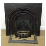 Victorian cast iron fire place, arched moulded aperture (W94cm, H94cm,
