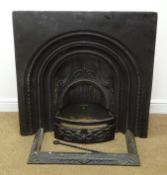 Victorian cast iron fire place, arched moulded aperture (W94cm, H94cm,