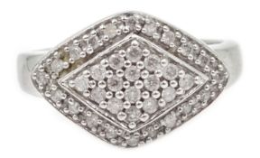 9ct white gold diamond cluster ring, hallmarked Condition Report Approx 4.