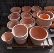 Twenty five tapering terracotta pots (25)