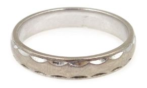 White gold wedding band, hallmarked 18ct Condition Report Approx 4gm,