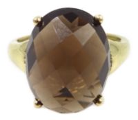 9ct gold oval smoky quartz dress ring, hallmarked Condition Report Approx 5.