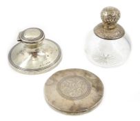 Silver mounted scent bottle with silver screw top, glass stopper,