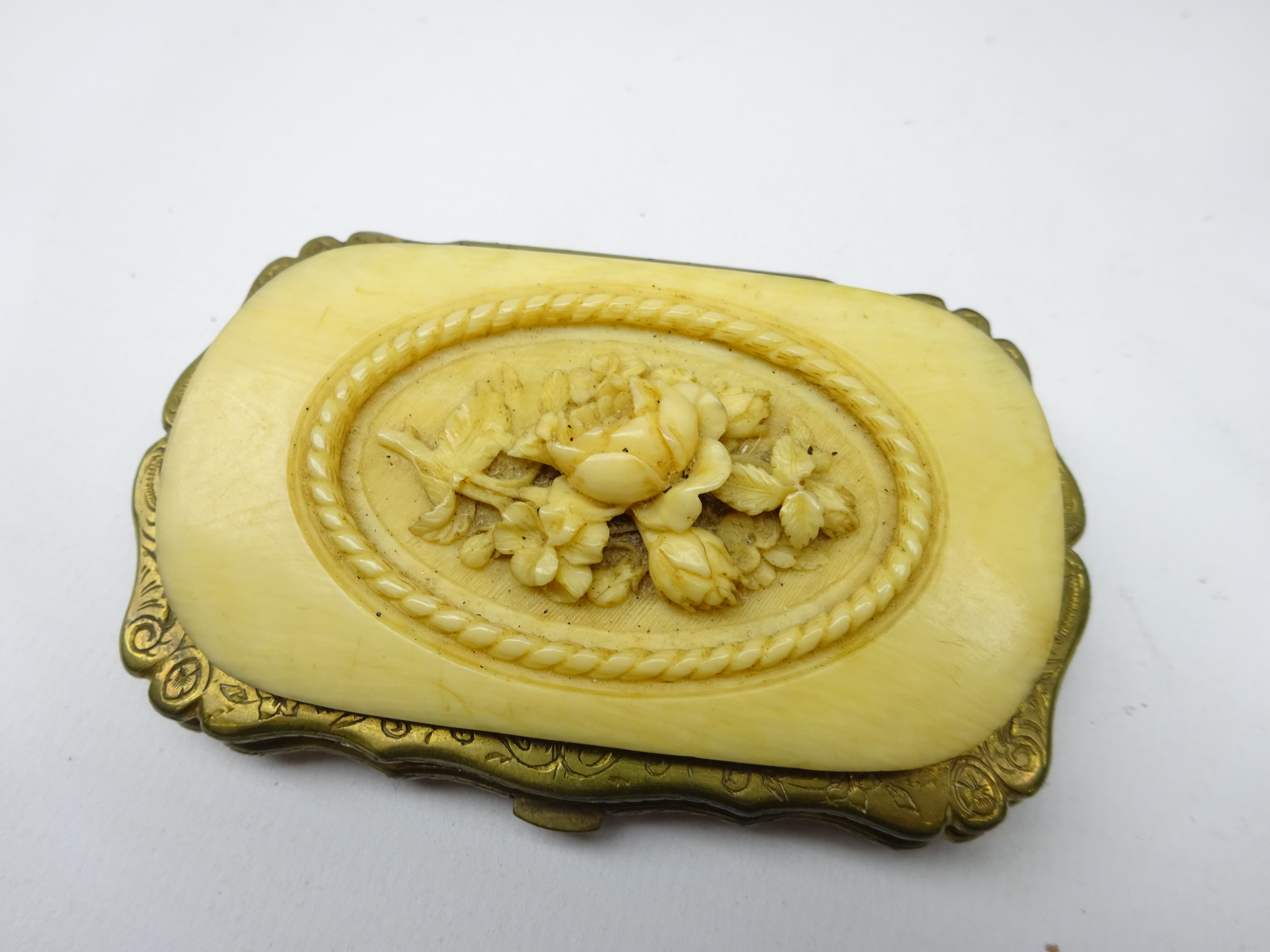 Victorian ivory and gilt metal purse, carved in relief with flowers, L8. - Image 3 of 4