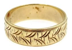 9ct gold wedding band carved decoration hallmarked Condition Report 3.