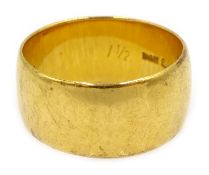 22ct gold wedding band, London 1966, approx 7.