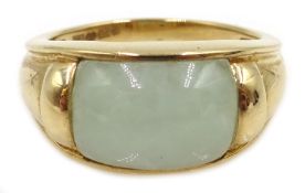 Gold jade set ring, hallmarked 9ct Condition Report Approx 5.