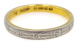 22ct yellow and white gold wedding band, hallmarked Condition Report 6gm,