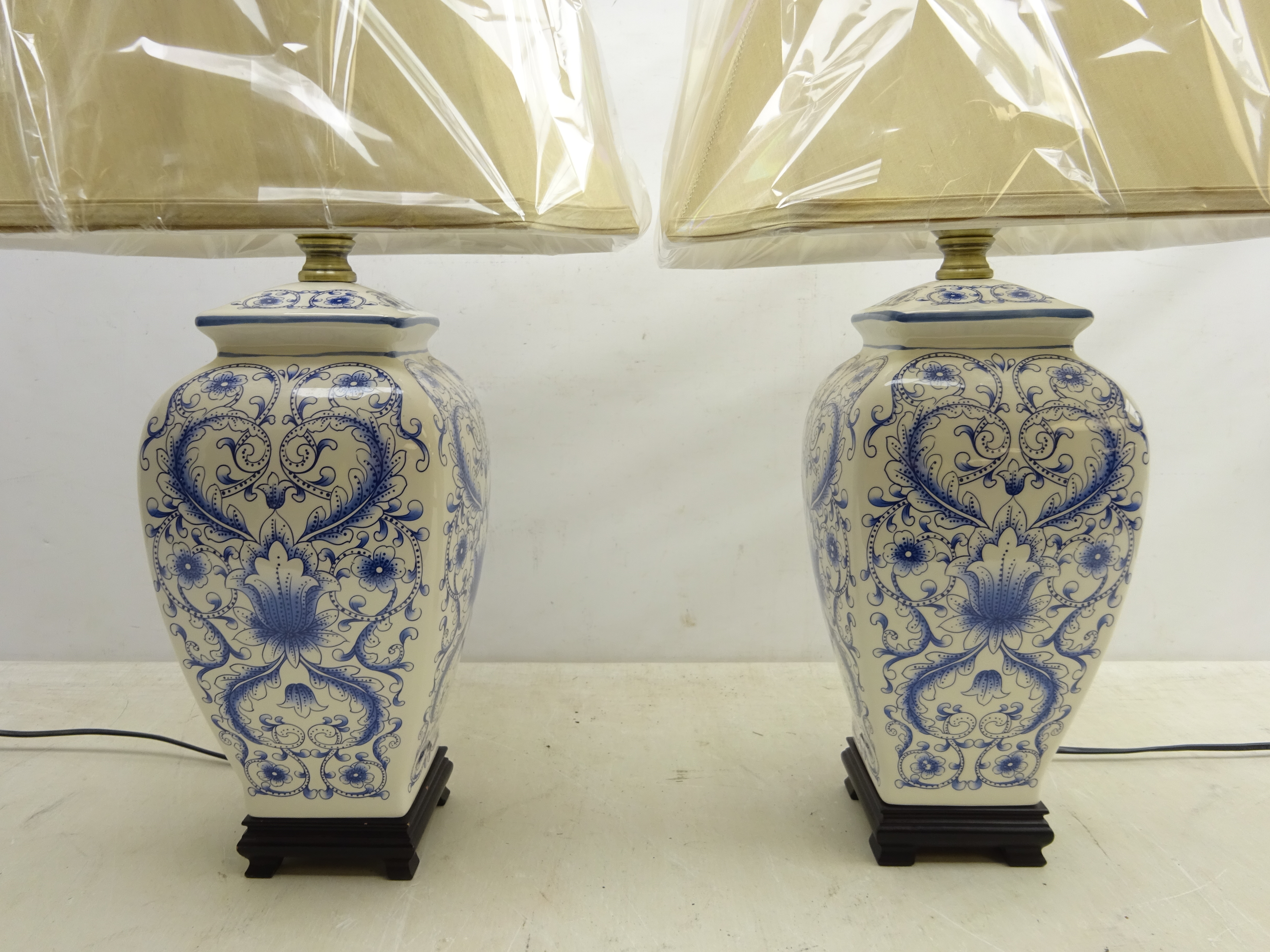 Pair Oriental style blue and white table lamps on ebonised base with shades, - Image 2 of 2