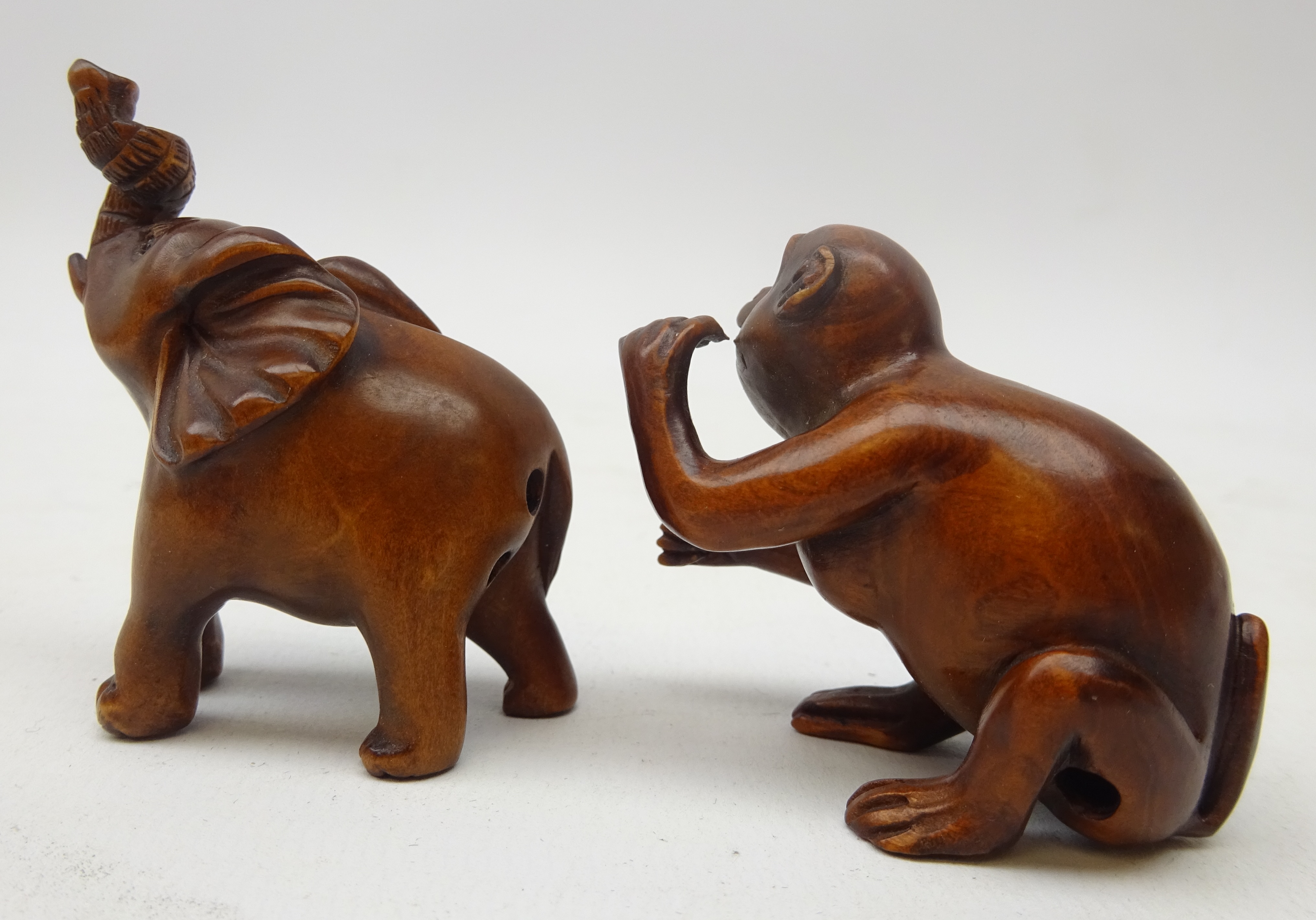 Japanese Meiji boxwood Netsuke carved as a monkey, L5cm and Elephant, - Image 2 of 4