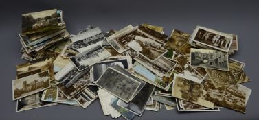 Large quantity of loose Edwardian and later postcards,