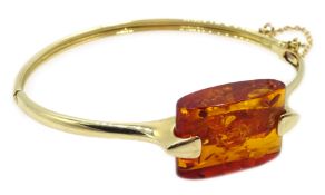 14ct gold (tested) Baltic amber set hinged bangle Condition Report Approx19.