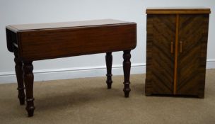 Mid 20th century treadle Singer sewing machine in walnut cabinet (W54cm, H79cm,