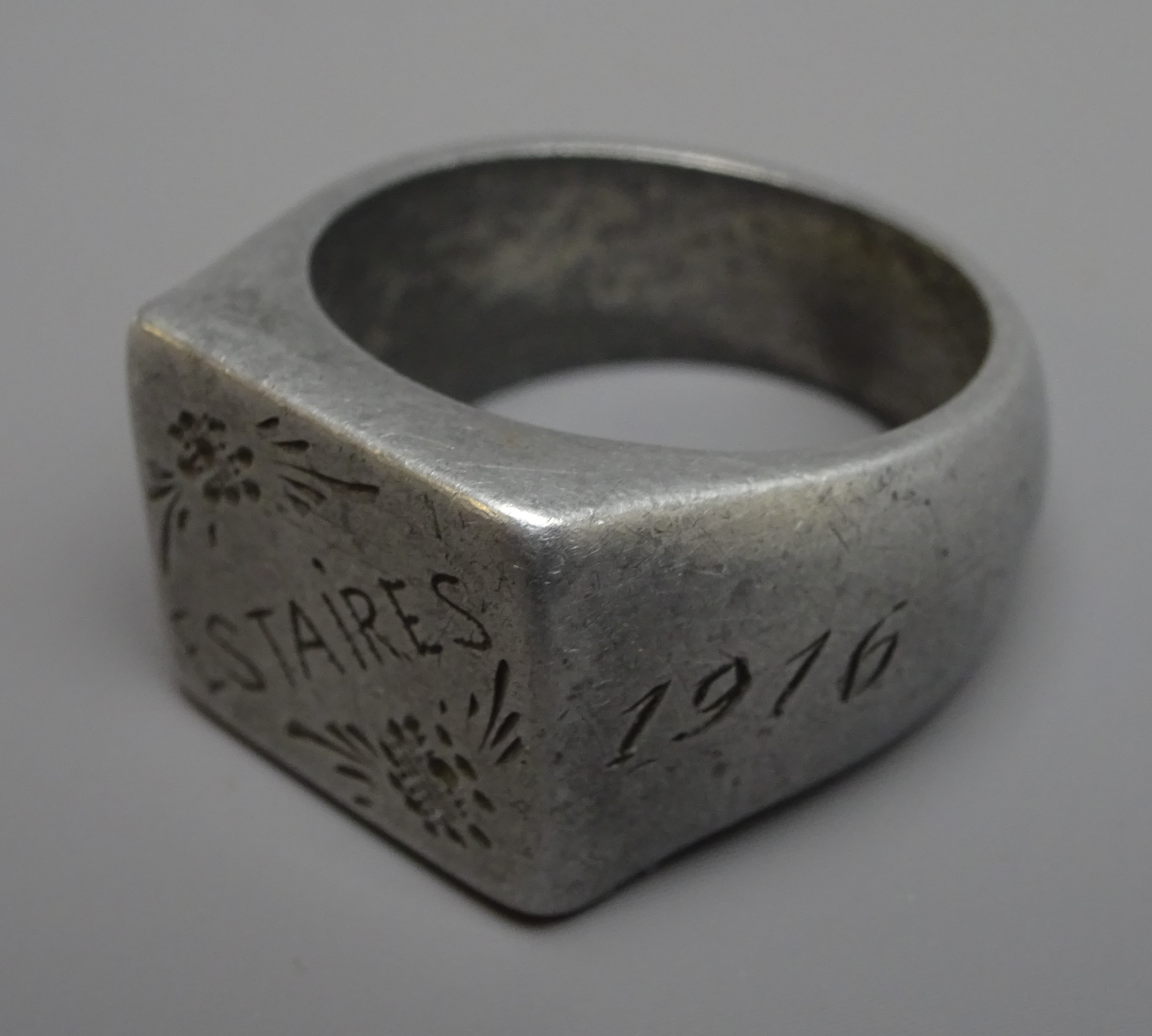 Trench Art white metal signet ring inscribed 'Estaires 1915-1916' Condition Report - Image 2 of 5