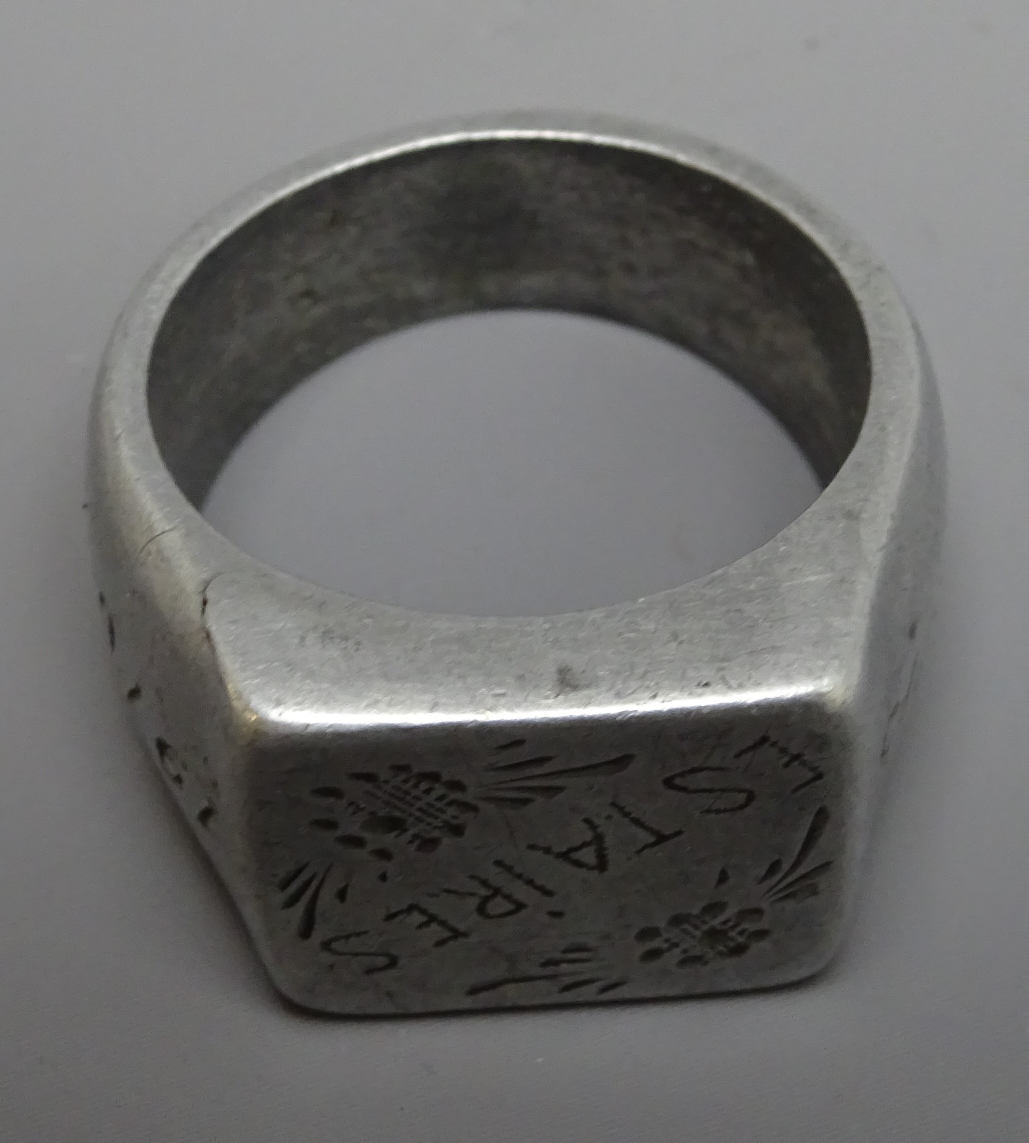 Trench Art white metal signet ring inscribed 'Estaires 1915-1916' Condition Report - Image 5 of 5