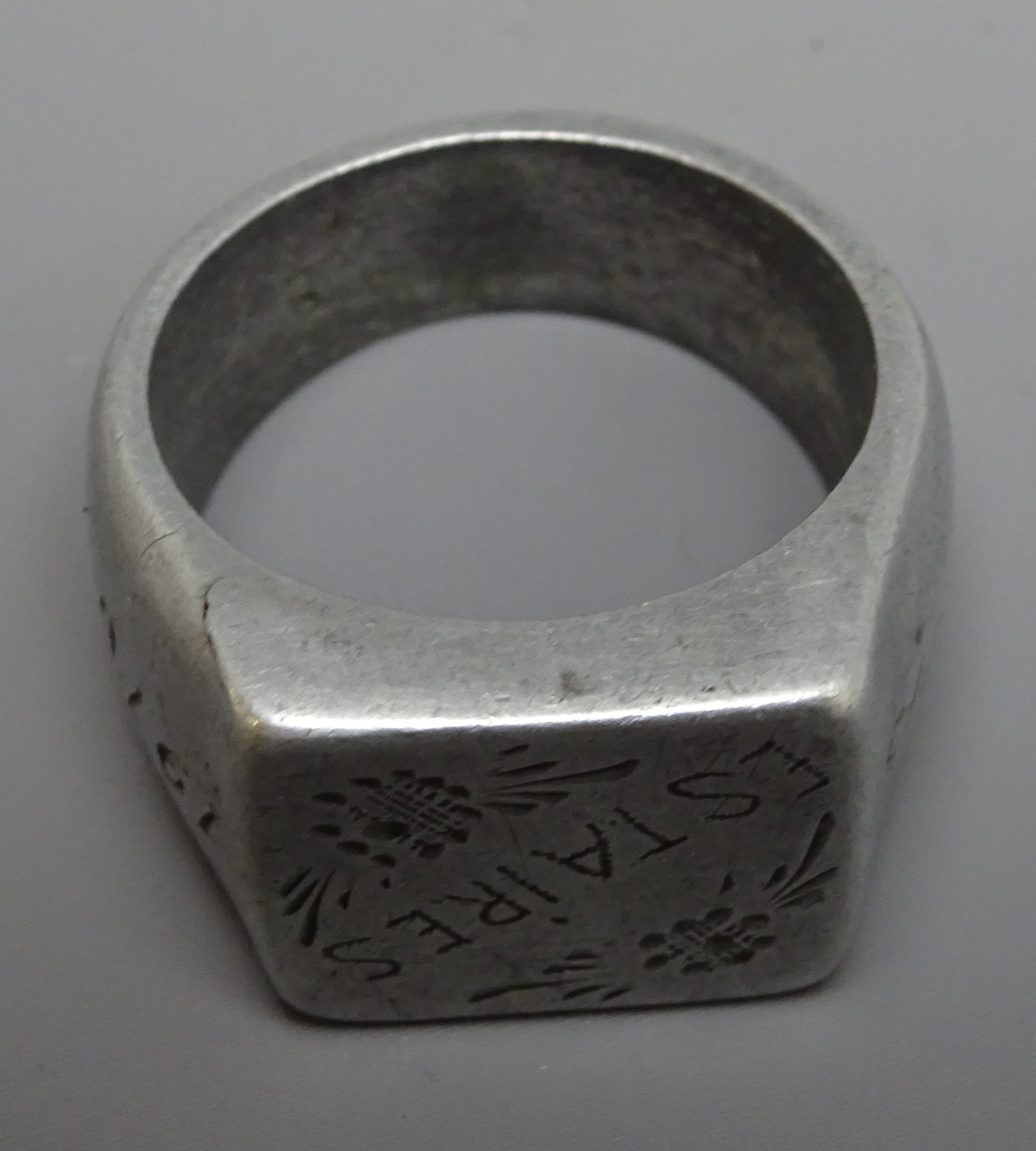 Trench Art white metal signet ring inscribed 'Estaires 1915-1916' Condition Report - Image 4 of 5