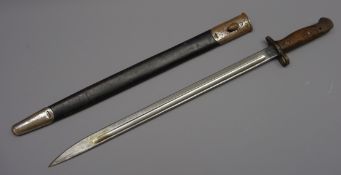 WW1 British bayonet, 43cm fullered blade stamped Crown,
