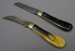 Two new pocket knives, max 7cm Sheffield steel blades with horn slab handles,
