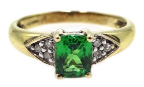 9ct gold green garnet and diamond ring, hallmarked Condition Report Approx 2.