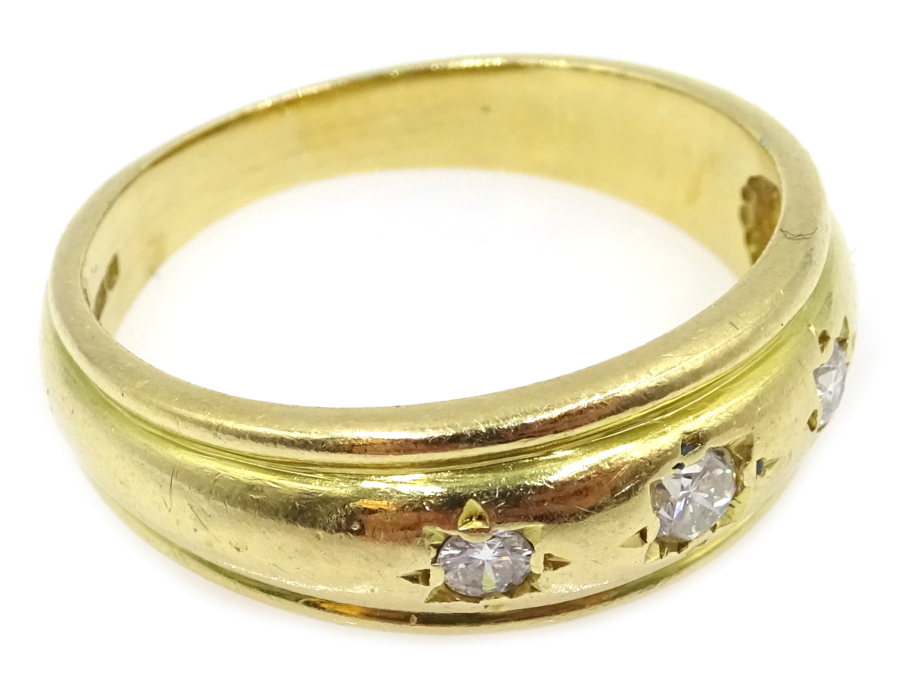 18ct gold three stone gypsy set diamond ring, hallmarked Condition Report Approx 5. - Image 2 of 3