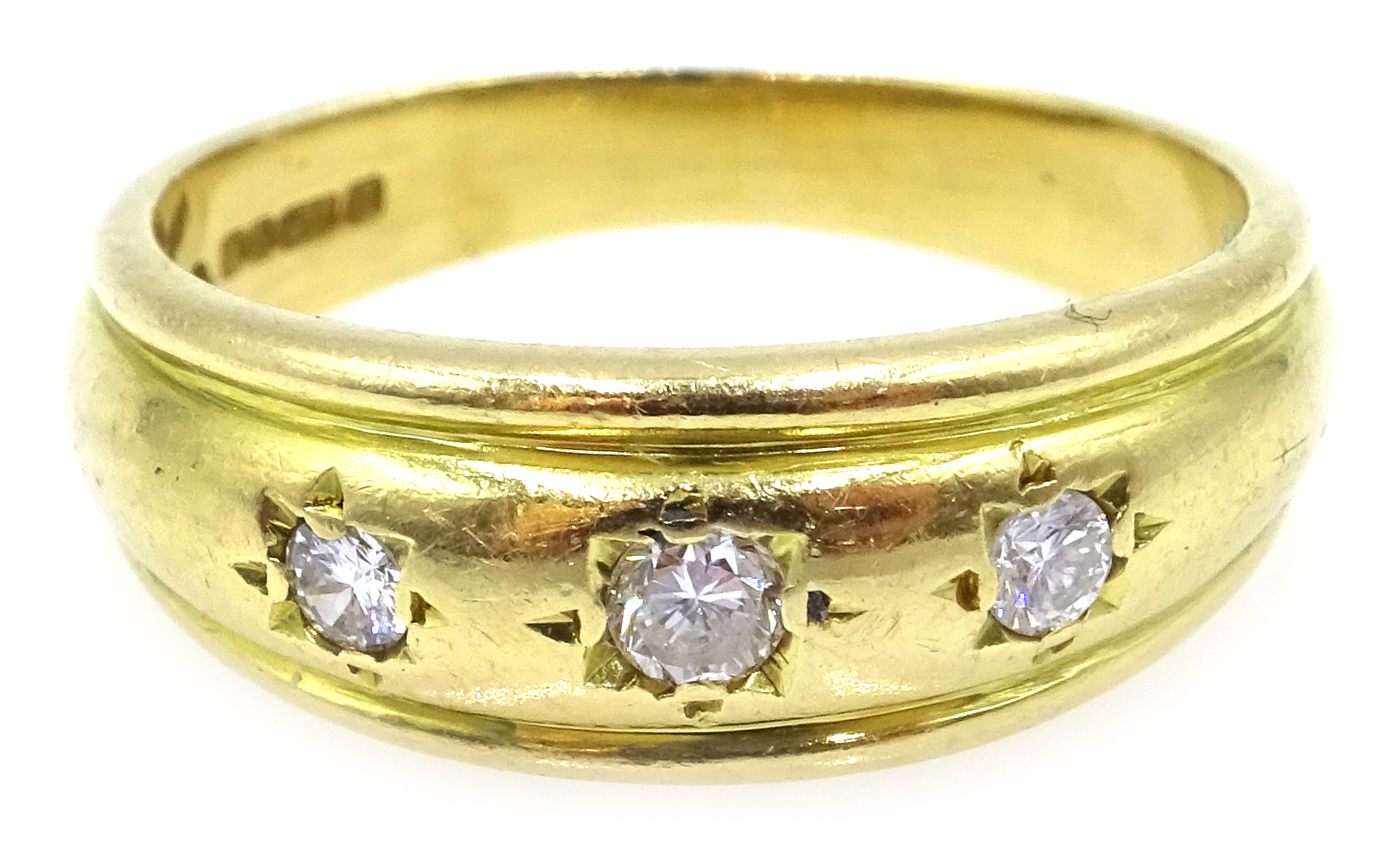 18ct gold three stone gypsy set diamond ring, hallmarked Condition Report Approx 5.