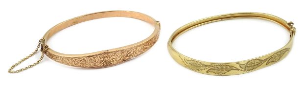 Edwardian 9ct rose gold hinged bangle, with engraved decoration,