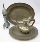Graduated pair of early 19th Century pewter meat plates,