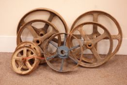 Seven vintage graduating metal pulley wheels (D60cm max) (7)
