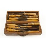 16 carving tools and chisels in small mahogany box G++