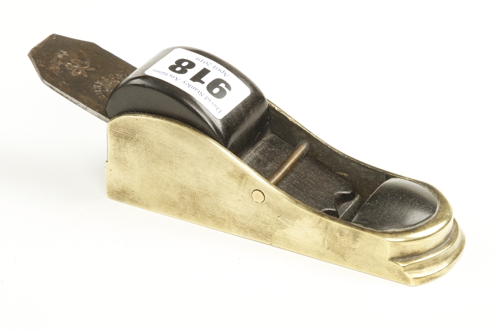 A brass thumb plane 4 5/8" x 1 1/2" with stepped toe and ebony infill and wedge G+ - Image 2 of 3