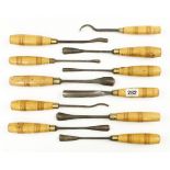 A set of 11 carving tools with beech handles G++