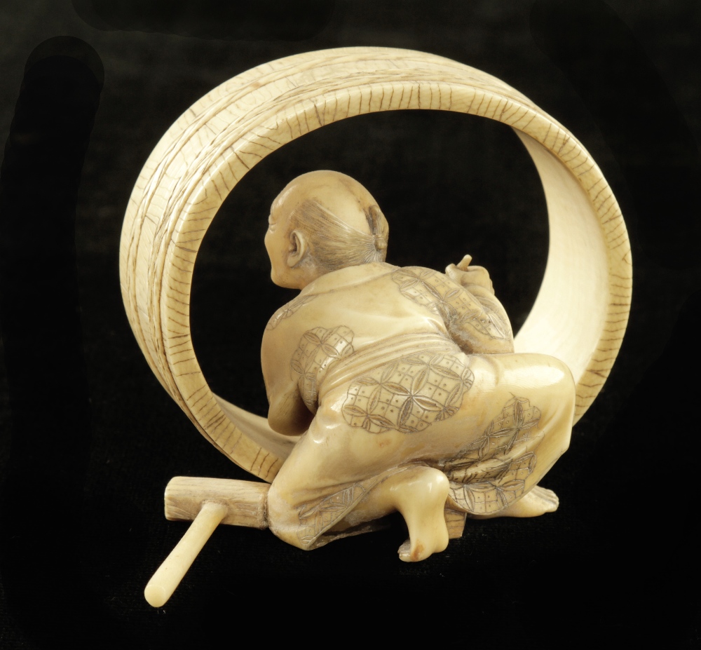 An early Japanese ivory okimono of a barrel maker resting in his unfinished barrel 2 1/2" G+ - Image 4 of 4