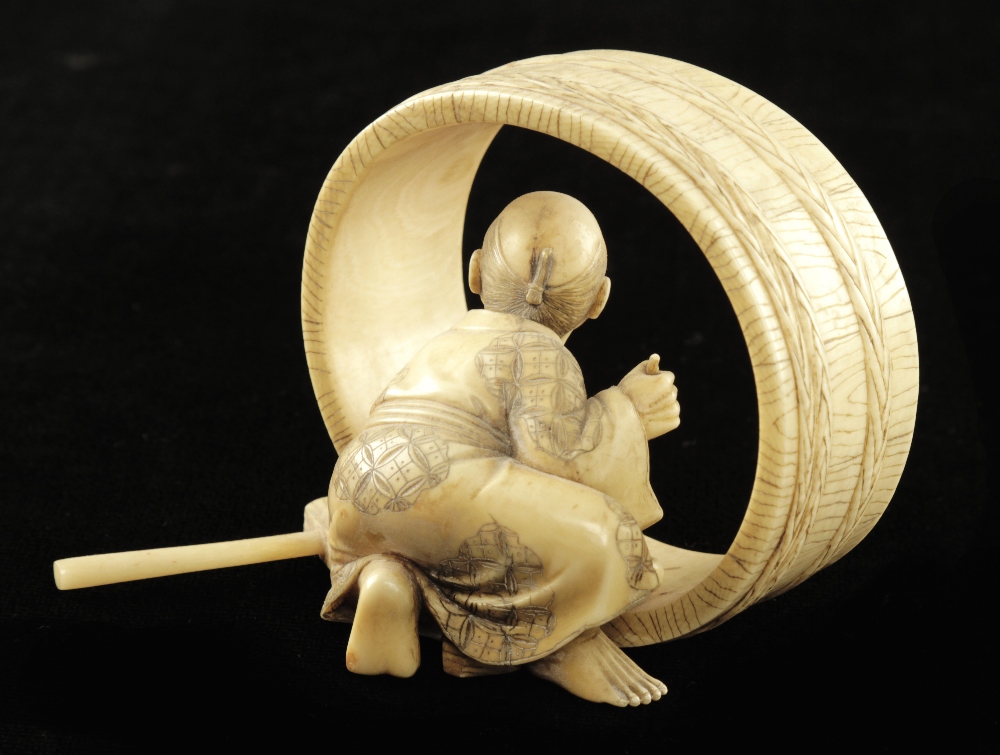 An early Japanese ivory okimono of a barrel maker resting in his unfinished barrel 2 1/2" G+ - Image 3 of 4