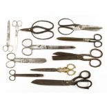 11 pairs of scissors G+