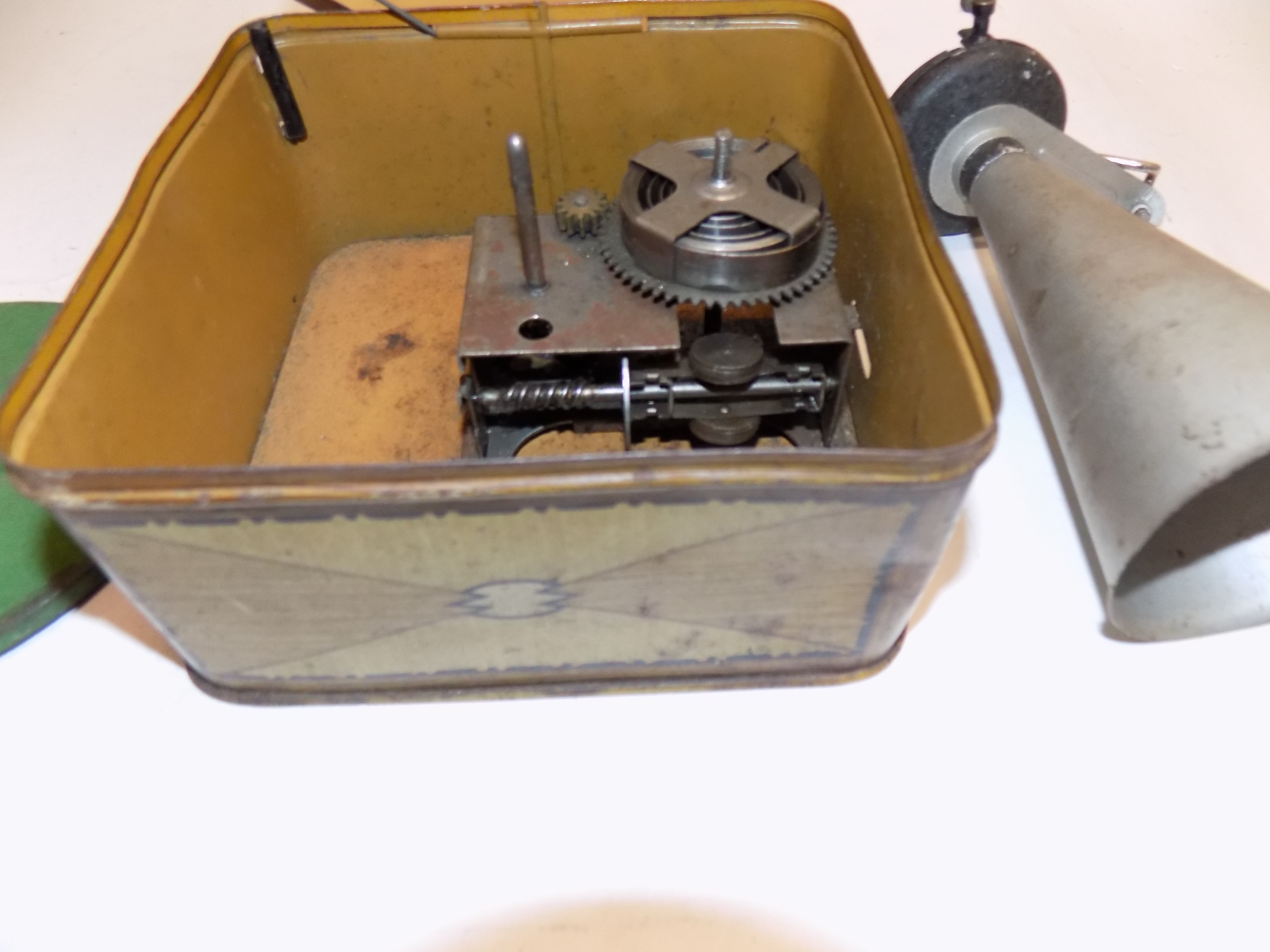 A tin plate child's record player by Bing "Pigmyphone" incomplete. - Image 3 of 3