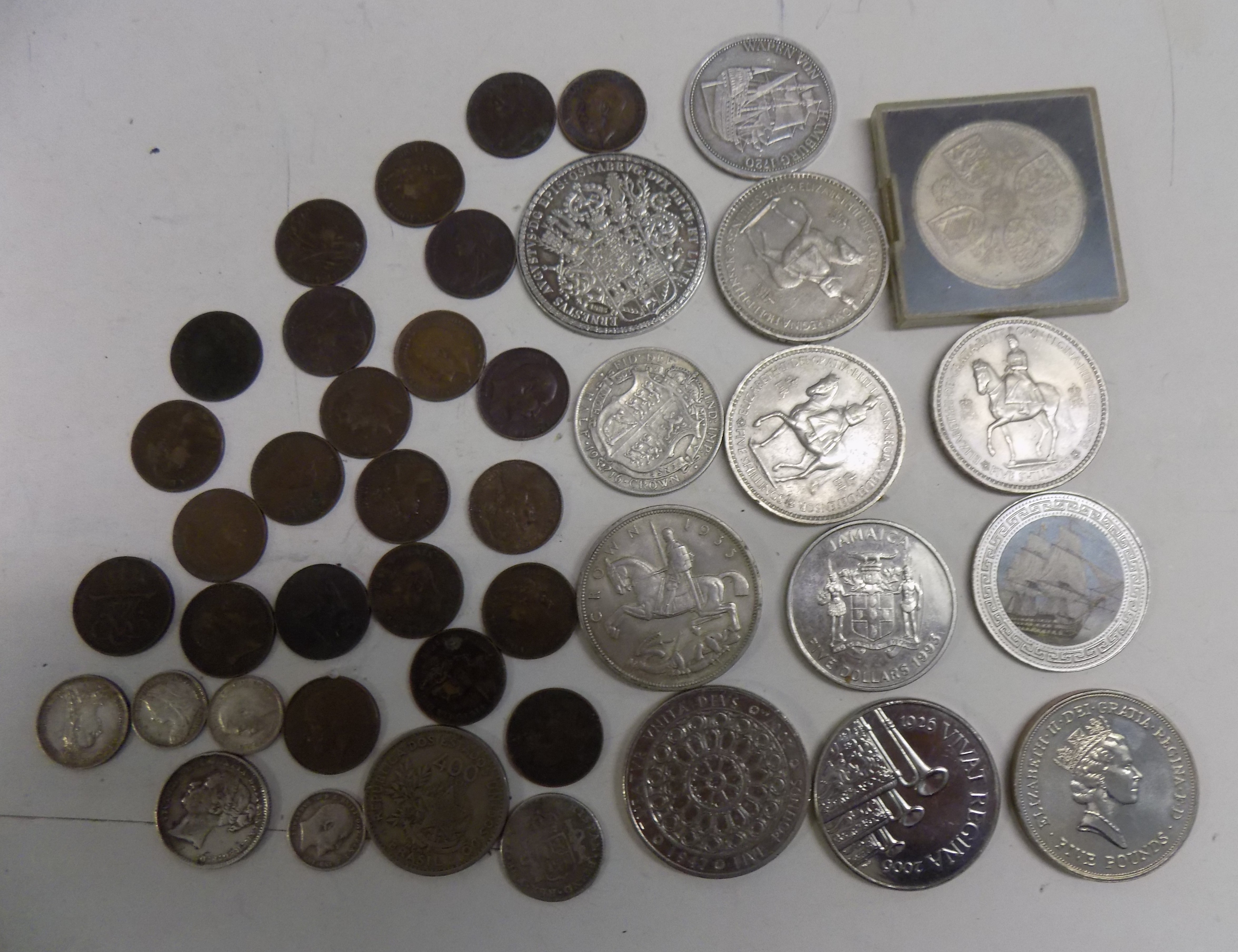 A 1935 crown, 1916 2/6d, three modern £5 coins, other silver and a quantity of farthings etc.