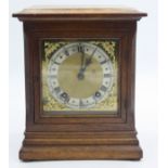 An oak bracket clock, early 20th century, height 25cm, width 21cm.